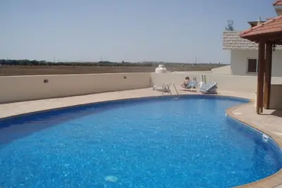 Image de spacious ground floor apartment with gardens in luxury complex