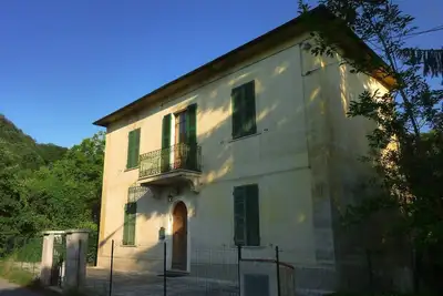 Image de Belle villa toscane rustique surplombant le village médiéval de Bagnone
