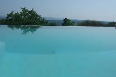 Image de Maison de caractère avec piscine indépendante. vue panoramique