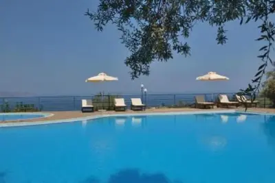 Image de Appartement independant dans un champ d' oliviers, avec vue mer superbe.