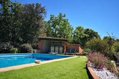 Image de 50m2 tout confort avec les oiseaux et les écureuils. Centre-ville et mer à 4 km