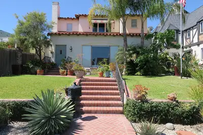 Image de Maison d'artiste à Coronado Village Comprend les taxes et le nettoyage!