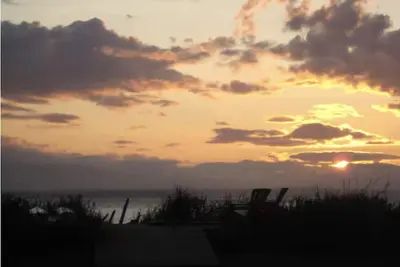 Image de Maxwelton Beach Waterfront: couchers de soleil et vue sur la montagne olympique