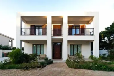 Image de Appartement dans une villa avec jardin à côté de la mer, l'emplacement idéal