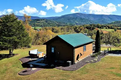 Couples romantiques s'échappent de belles vues sur la montagne, bain à remous, lac près de Luray