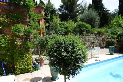 Image de villa, chambres climatisées, piscine privée, jardin, garage, animaux acceptés