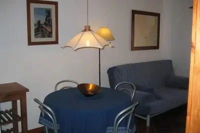 Image de 1 chambre appartement à 100m de la plage.