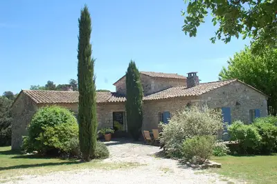 Image de Maison de caractère en pierres avec piscine au milieu des oliviers