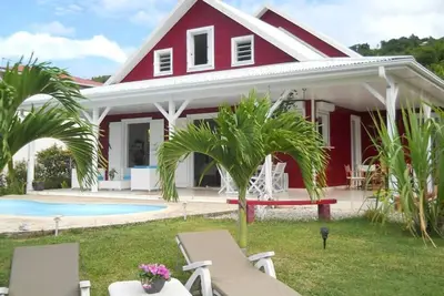 Image de villa cossue avec piscine, front de mer Presqu'île de la Caravelle
