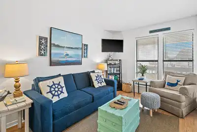 Image de Cozy condo côtier w / une piscine chauffée partagée, bain à remous, tennis, et accès à la plage