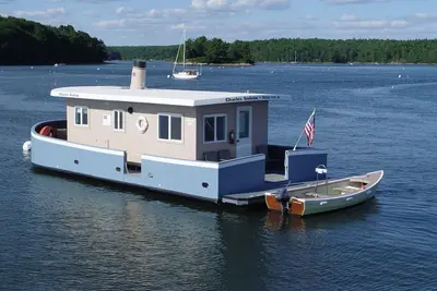 Image de Romance et aventure en haute mer! Charles Andrew avec skiff motorisé