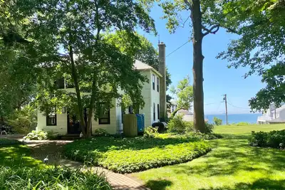 Image de Grande maison de plage confortable avec plage privée partagée
