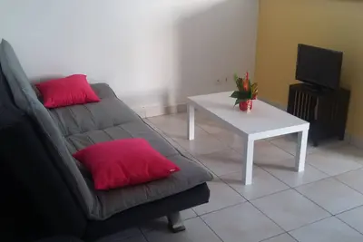Image de Appartement meublé, climatisé à 2 km de superbes plages, marina, golf, centre-ville