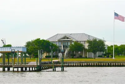 Image de Sabine Lake Lodge; Bord de l'eau sur le lac Sabine