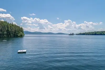 Image de Maison d'été sur le lac Winnipesaukee, plage privée de Sandy Beach / Quai sur le cou de Tuftonboro
