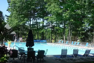 Courte promenade vers les pistes, près de la piscine et de l'aire de jeux!