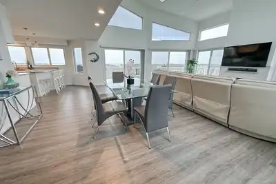 Image de Maison moderne récemment rénovée avec de nombreuses commodités et une vue imprenable!