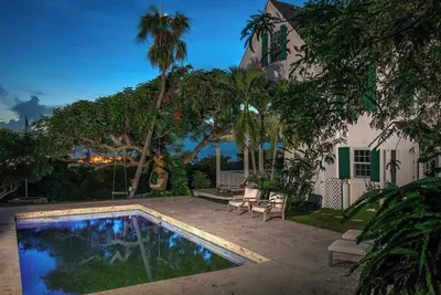 Image de Domaine historique Hilltop luxueusement restauré avec vue sur le port et l'océan