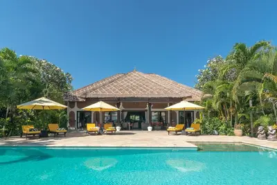 Image de Villa Cerah, villa de vacances directement sur la plage et la mer avec piscine privée