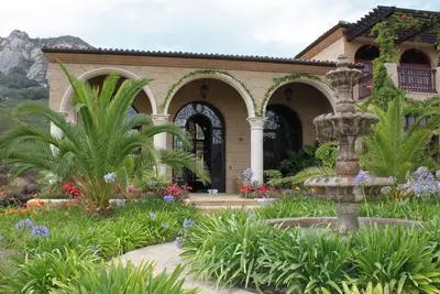 Image de Exquisite coloniale espagnole Villa-Cozy par la cheminée après une randonnée
