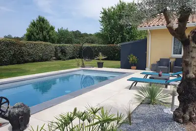 Image de Maison avec piscine privée, au calme et proche de Mimizan.