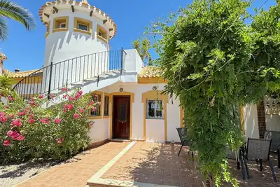 Image de Villa de luxe, grand jardin méditerranéen, piscine privée, proche de la côte