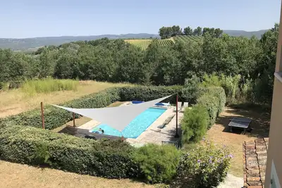 Image de Roussillon : Mas provençal sur 1 hectare avec piscine chauffée sécurisée