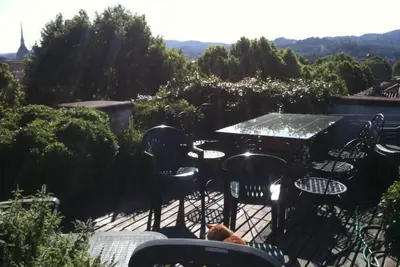 Image de studio avec terrasse à 360 ° sur la ville