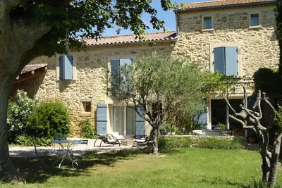 Image de Mas ombragé entouré de vignes