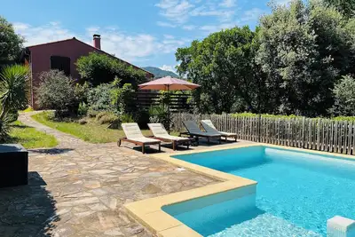 Image de Maison avec piscine et vue unique