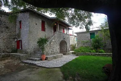 Image de Maison traditionnelle en pierre, entièrement rénovée, au coeur de l' île.