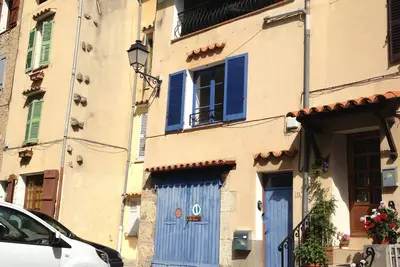 Image de Belle maison de ville avec piscine partagée (publique)