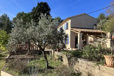 Image de Bastidon de charme dans la campagne Provençale entre vignes et oliviers