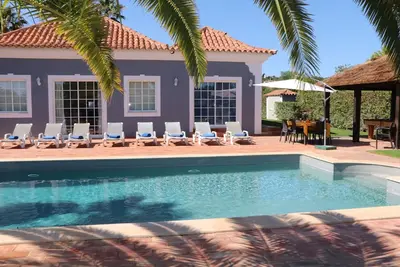 Image de Villa privée de luxe avec piscine privée chauffée, court de tennis, Putting Green