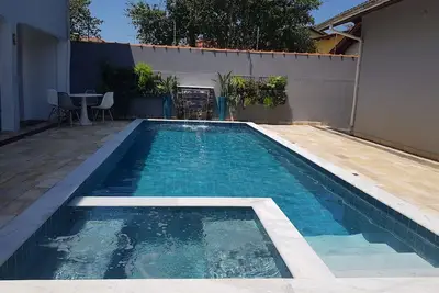 Image de 6 chambres et 4 suites, piscine, barbecue, garage pour 5 voitures, Ă 150m de la plage