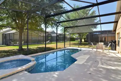 Image de Maison de piscine populaire de 4 chambres à coucher est un incontournable pour s'amuser en famille, située à Emerald Island