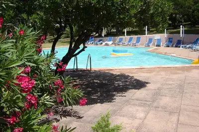 Image de Jolie mini villa à 50 m de la plage dans une petite résidence avec piscine