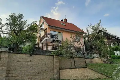 Image de Maison avec grande terrasse et piscine pour des vacances ville et nature
