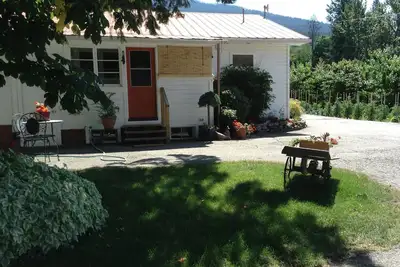 Image de Comme à la maison, nichée dans une petite famille, verger de cerisiers.