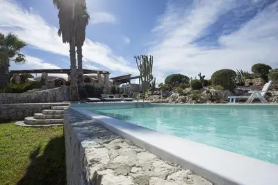 Image de Villa avec un super piscine panoramique sur la mer en pleine Stock plemmirio