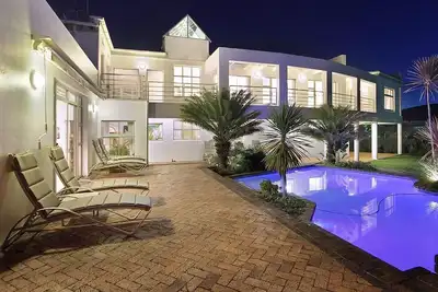 Image de Situé dans la vallée de Constantia en bordure du célèbre G. C. vignobles