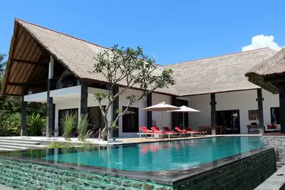 Image de Villa Luxueuse en front de mer dans l'authentique nord de Bali