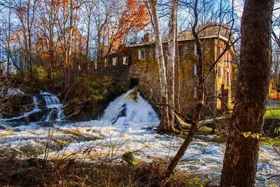 Image de Moulin historique converti avec une belle cascade et un ruisseau, à 2 heures de route de New York