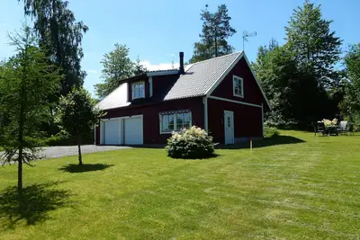 Image de Maison avec un rassemblement unique de trophées de chasse. Vue sur l'étang et le village