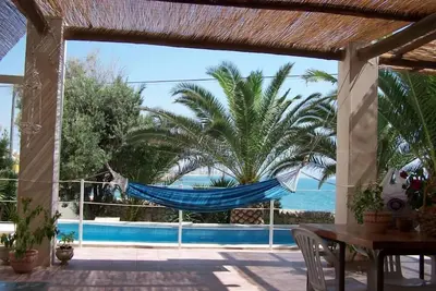 Maison avec piscine et jardin à 10 mètres de la mer