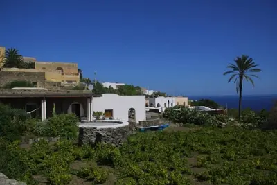 Image de Dammusi LaBarcaBlu -Grecale vue sur la mer très proche des plus belles baies de Pantelleria