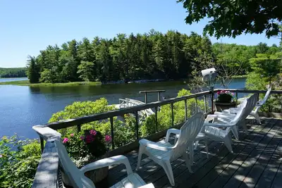 Image de Accueil Été avec Deep Façade de l'eau et Dock