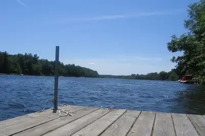 Image de Maison de 5 chambres à travers la route du lac, de la motoneige