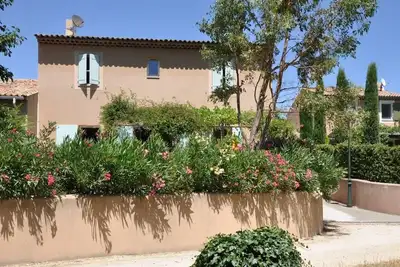 Image de Maison paisible avec jardin dans un village provençal.