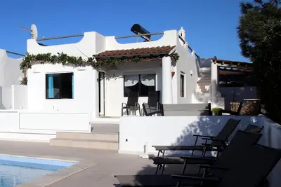 Image de Villa avec piscine privée et une connexion Wi-Fi